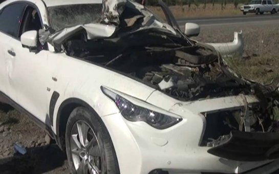 Daha bir məmur oğlu bahalı avtomobillə qəza törətdi