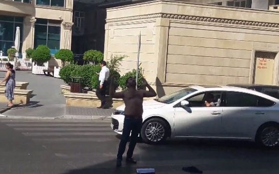 Məhkəmə önündə yarıçılpaq etiraz