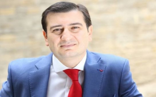 Avtoritarizmlə totalitarizm arasındayıq - Azər Qasımlı yazır