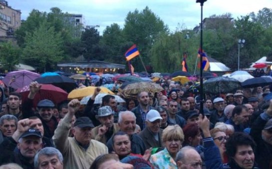 Yerevanda polislə etirazçılar arasında toqquşma (Canlı yayım)