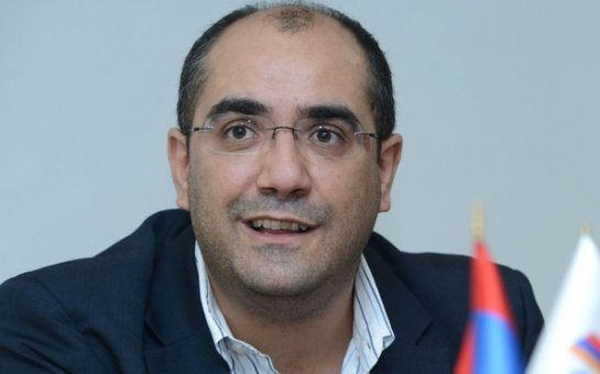 Ermənistanda nazir istefa verib aksiyaçılara qoşuldu
