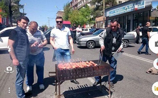 Ermənistanda fəallar İran və Gürcüstan yolunu bağladı