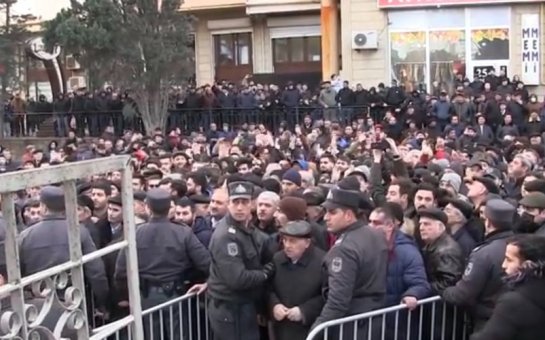 Polis mitinqdə iştirak edənlərə zəng edir