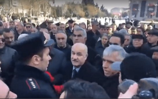 “Xocalı Abidəsi” önündə qarşıdurma – Polis müsavatçıların qarşısını kəsdi (VİDEO)