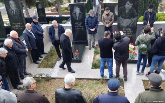 Elmar Hüseynov məzarı başında anılıb