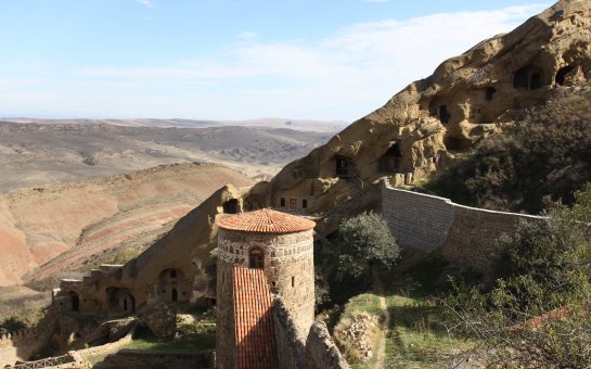Dağlarda yerləşən qədim monastır kompleksi Azərbaycanla Gürcüstanın arasını vura bilər