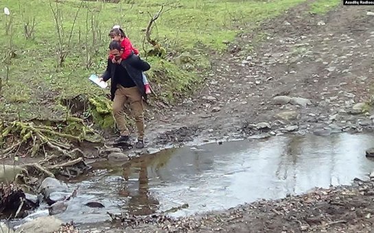 Qızını belində məktəbə aparıb-gətirən ata: 