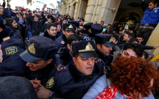 Feministlərin aksiyasında jurnalistlərə qarşı polis zorakılığı