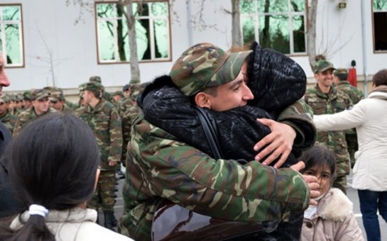 Xidmətini başa vurmuş əsgərlər evə buraxılır