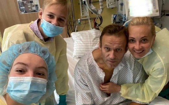 Navalnı “Instagram” səhifəsində yaxşılaşdığını sübut edən foto paylaşıb