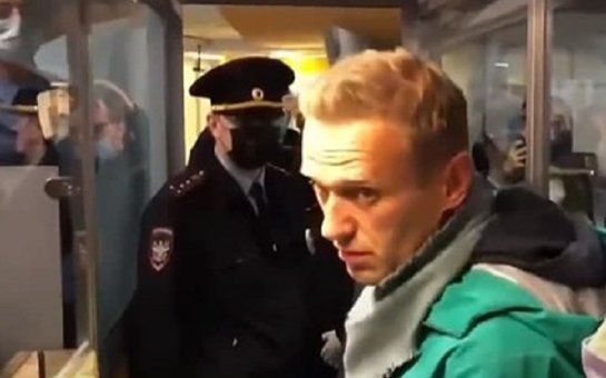Aleksey Navalnı hava limanında saxlanılıb