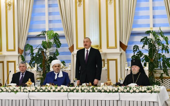 İlham Əliyevi və Allahşükür Paşazadəni məhkəməyə verən vətəndaş təzyiqlərə məruz qaldığını deyir