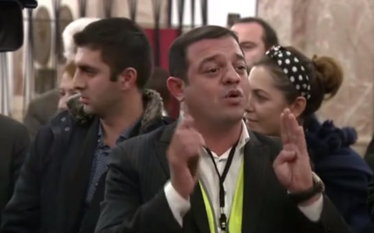 Reketlikdə ittiham olunan Ata Abdullayev məhkəmə qarşısına çıxarılır