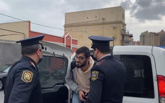 Jurnalist qoluna qandal vurularaq məhkəməyə gətirildi