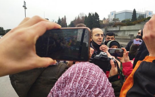 Jurnalistər parlamentin önündə etiraz aksiyası keçirdi