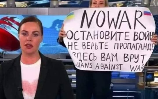 Rusiyada: Canlı yayımda redaktor studiyaya girib müharibəyə qarşı çıxdı