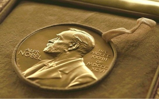 Dmitri Muratov Nobel medalını ukraynalı qaçqınlara bağışlayır