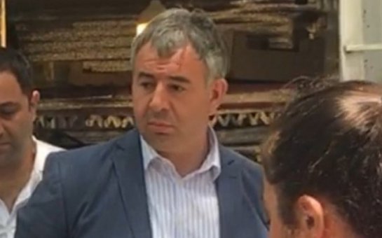 Məmur jurnalistə rüşvət təklif etdi, sonra telefonunu götürüb qaçdı