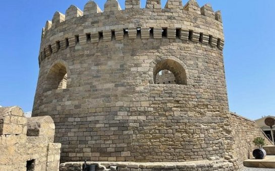 Bakı sakininin İçərişəhər divarına “Z” yazarkən saxlanıldığı bildirilir