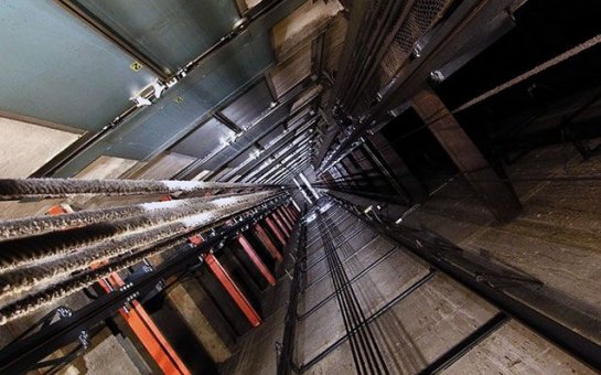 Bakıda çoxmərtəbəli binanın lifti qırıldı: yaralılar var