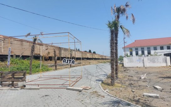 Astarada zəbt olunmuş çimərlik: iş adamı sahildə 