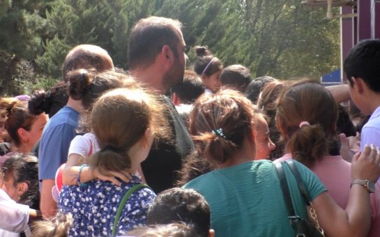 Bakı Tikiş Evinin önündə izdiham: valideynlər etiraz edirlər