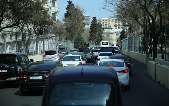 Deputat Bakının tıxac problemindən danışdı