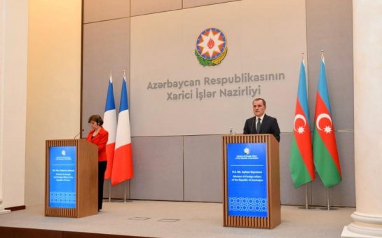 Nazirlərin brifinqində ziddiyyətli mövqelər