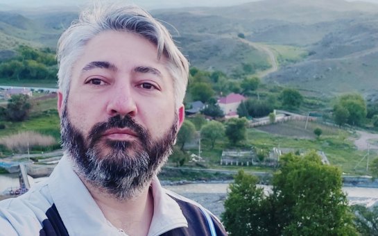 Həbsdə olan jurnalistin həyat yoldaşı məhkəmə istintaqının uzadılmasından narahatdır